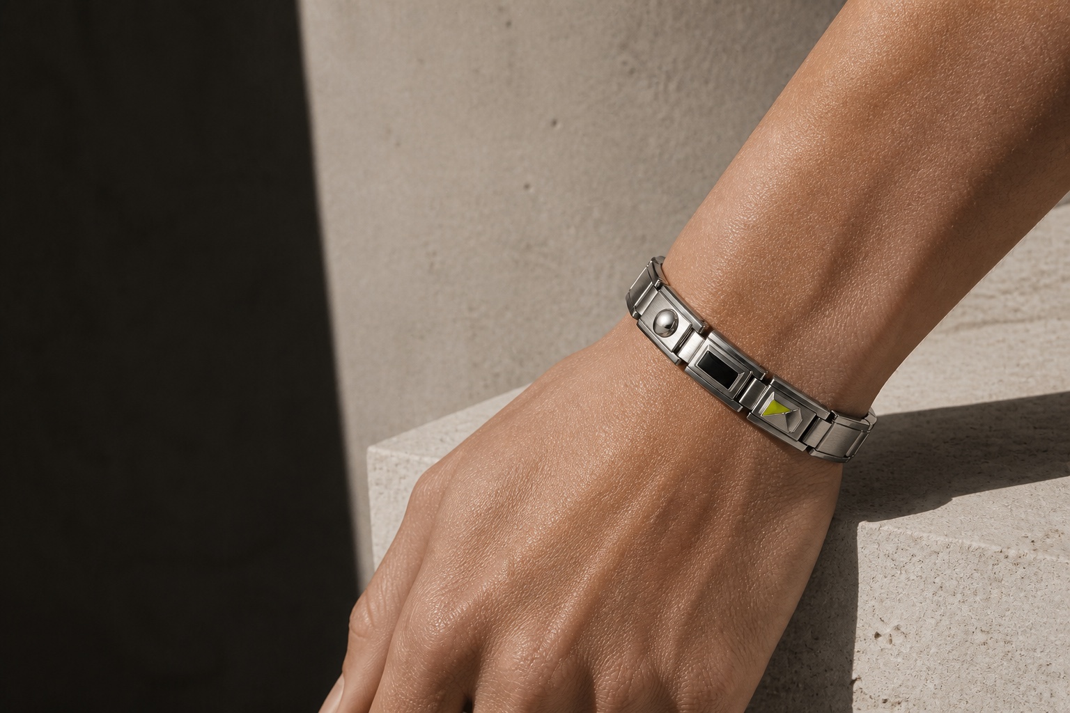 NODAL LINK modular bracelet worn on wrist